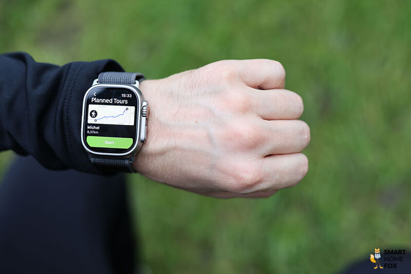 Man sieht die Navigationsfunktionen auf der Apple Watch Ultra.